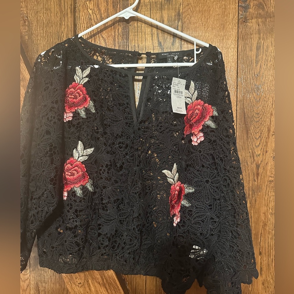 ROMEO AND JULIET COULTURE. Size Large black and red NWT